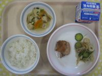 ご飯、鶏肉の梅肉焼き、きゅうりのごま和え、高野豆腐の煮物