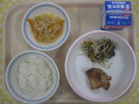 ご飯、鶏肉の照り焼き、ごまあえ、切干し大根の煮物