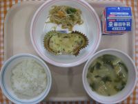 ご飯、しゃけのマヨネーズ焼き、いんげんのごまあえ、じゃがいものみそ汁