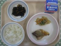 ご飯、さかなの西京焼き、いんげんのごまあえ、ひじきの煮物