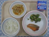 ご飯、鮭の塩焼き、ブロッコリーのおかか和え、切干大根の煮物