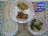 ご飯、鶏肉の竜田揚げ、いんげんのごま和え、じゃがいものみそ汁