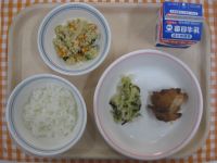 ご飯、鶏肉の梅肉焼き、キャベツときゅうりの昆布和え、とふの粉の煮物