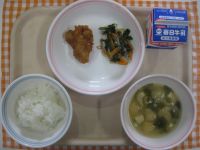 ご飯、鶏肉のBBQソース、野菜のおかか和え、豆腐のみそ汁