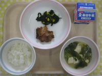 ご飯、鶏肉のごま照り焼き、ほうれん草とコーンのソテー、豆腐のみそ汁