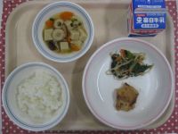 ご飯、鶏肉のマーマレード焼き、野菜のおかかあえ、高野豆腐の煮物