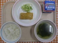 ご飯、鶏つくねのてり焼き、ゆでキャベツ、中華スープ