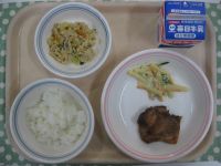 ご飯、鶏肉の梅肉焼き、マカロニサラダ、とふの粉の煮物