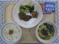 ご飯、梅干し、くじらのたつた揚げ、小松菜のおかかあえ、さつまいものみそ汁