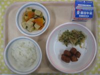 ご飯、まぐろのケチャップ煮、梅おかかあえ、高野豆腐の煮物