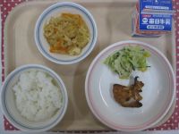ご飯、タンドリーチキン、フレンチサラダ、切り干し大根の煮物