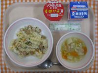 ウインナーピラフ、野菜スープ、ヨーグルト