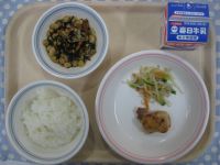 ご飯、鶏肉のマーマレード焼き、もやしのナムル、大豆の磯煮
