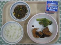 ご飯、ささみのフライ、ブロッコリーのおかかあえ、糸こんソテー