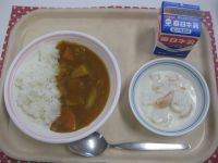 チキンカレー、フルーツヨーグルト