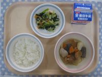 ご飯、おでん風煮、ほうれん草とツナのサラダ