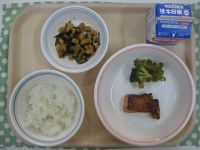ご飯、鶏肉の梅肉焼き、ブロッコリーのおかかあえ、大豆の磯煮