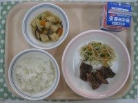 ご飯、くじらの竜田揚げ、もやしのナムル、高野豆腐の煮物