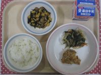 ご飯、鶏肉のパン粉焼き、野菜のおかか和え、大豆の磯煮