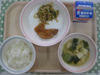 ご飯、鶏肉の照り焼き、梅おかかあえ、豆腐の味噌汁