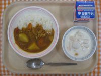 カレーライス、フルーツヨーグルト