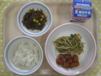 ご飯、まぐろのケチャップ煮、梅おかかあえ、糸こんソテー