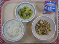 ご飯、炒り豆腐、えだまめとツナのサラダ
