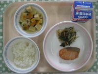 ご飯、しゃけの塩焼き、おかか和え、高野豆腐の煮物