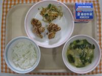 ご飯、鶏肉の竜田揚げ、いんげんのごまあえ、だいこんのみそ汁
