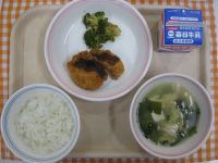 ご飯、ささみのフライ、ブロッコリーのおかかあえ、豆腐のみそ汁