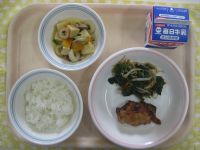 ご飯、鶏肉の照り焼き、野菜のおかかあえ、高野豆腐の煮物