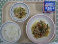 ご飯、チンジャオロース、ハリハリサラダ