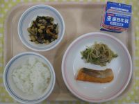 ご飯、しゃけの塩焼き、梅おかかあえ、大豆の磯煮
