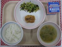 ご飯、鶏肉の竜田揚げ、キャベツときゅうりのこんぶあえ、具だくさんみそ汁