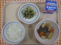 ご飯、おでん風煮、ほうれんそうとツナのサラダ