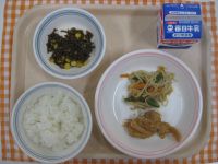 ご飯、鶏肉のレモン煮、いんげんのごまあえ、糸こんソテー