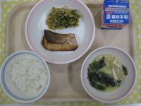 ご飯、さかなの照り焼き、梅おかかあえ、じゃがいものみそ汁
