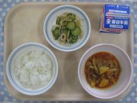 ご飯、豚肉のケチャップ煮、きゅうりのごまあえ