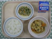 ご飯、親子煮、ごまみそ酢あえ
