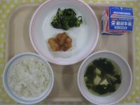 ご飯、鶏肉のBBQソース、ブロッコリーののりあえ、わかめスープ