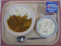 カレーライス、フルーツヨーグルト