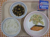 ご飯、しゃけの塩焼き、マカロニサラダ、大豆のいそ煮