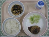 ご飯、豆腐ハンバーグ、ゆでキャベツ、大豆の磯煮、ジョア