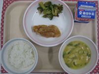 ご飯、鶏肉のレモン煮、ブロッコリーのおかかあえ、かぼちゃのみそ汁