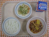 ご飯、豚肉のケチャップ煮、ごまネーズサラダ