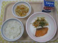 ご飯、さけの塩焼き、いんげんのごまあえ、切干し大根の煮物