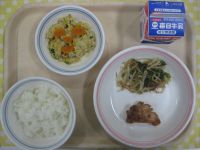 ご飯、鶏肉の梅肉焼き、小松菜のおかかあえ、とふの粉の煮物