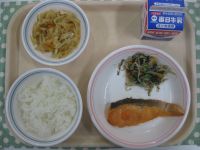 ご飯、さけの塩焼き、のりあえ、切干し大根の煮物