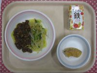 ジャージャー麺、かぼちゃの天ぷら、アップルキャロットジュース