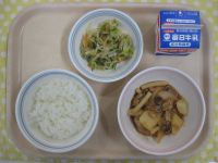 ご飯、豚肉のケチャップ煮、ハリハリサラダ